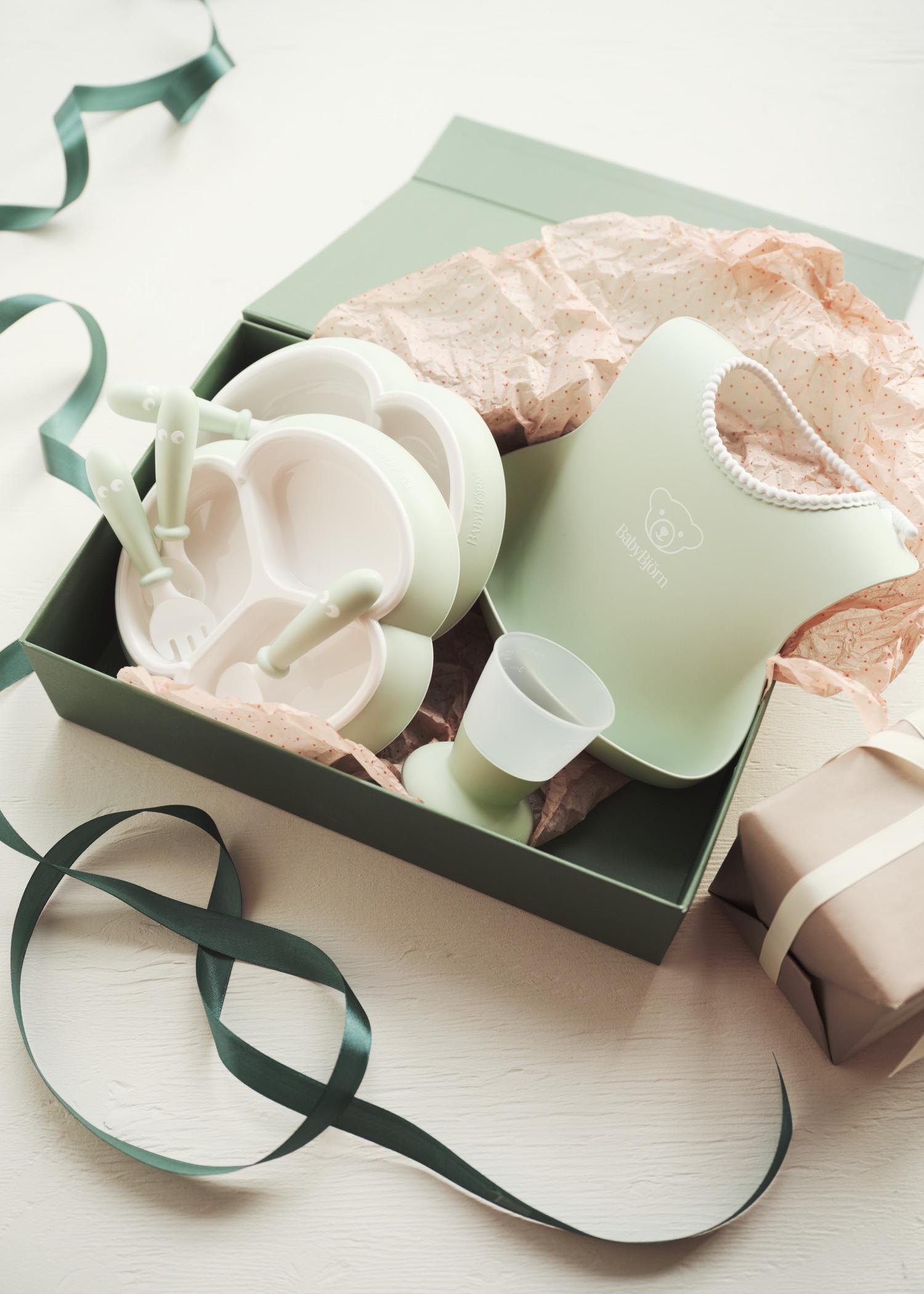 Dinnerware set in powder green - BabyBjörn gifts in a nice box with plates, a bib and baby cups and silverware